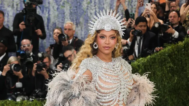 Beyonc&eacute;, ospite dell&rsquo;ultimo Met Gala, in posa per i fotografi sul red carpet allestito per l&rsquo;occasione al Metropolitan Museum of Art, New York, 4 maggio 2026 (foto Ansa)