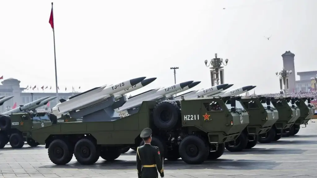 La Cina mette in mostra il suo arsenale militare durante una parata del 2025