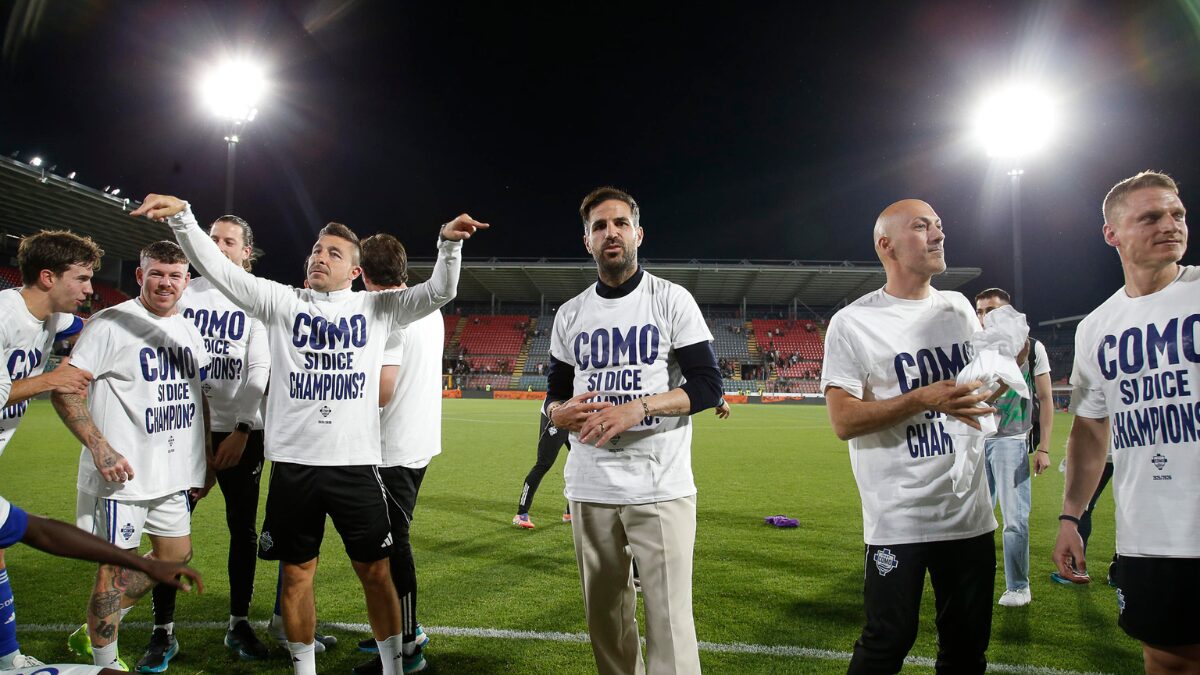 I giocatori del Como festeggiano la vittoria e la Champions League al termine della partita di Serie A tra US Cremonese e Como 1907, disputata il 24 maggio 2026 allo stadio Giovanni Zini di Cremona (foto Ansa)