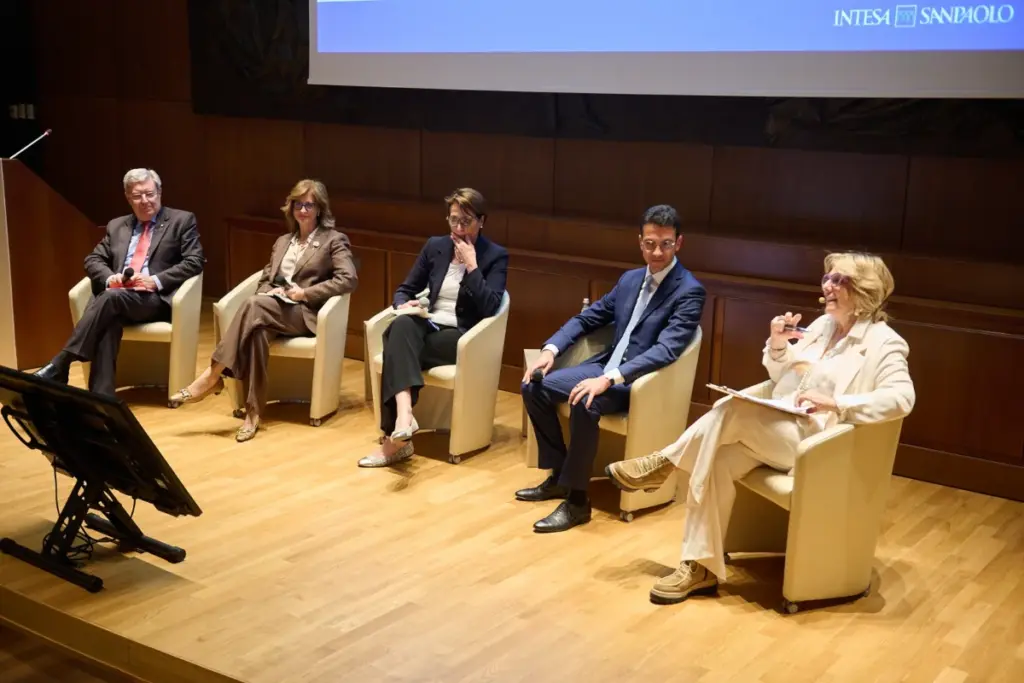 Gli ospiti del panel su “Adattamento climatico: costruire la resilienza oltre l’emergenza”: da sinistra, Enrico Giovannini, direttore scientifico Asvis (Alleanza italiana per lo sviluppo sostenibile), già ministro delle Infrastrutture e delle Mobilità sostenibili, Sara Agostoni, chief sustainability officer di Icam, Anna Roscio, executive director Sales & Marketing Imprese, divisione Banca dei Territori di Intesa Sanpaolo, Marco Pastorello, chief transformation officer di Acea, Paola Pica, giornalista del “Corriere della Sera”