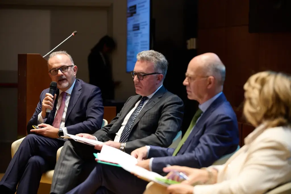 I relatori della tavola rotonda su “Transizione energetica: sfide e nuove opportunità per il futuro dell’industria”, da sinistra, Riccardo Dutto, responsabile Industry Infrastructure, divisione Imi Cib di Intesa Sanpaolo, Nicola Pochettino, direttore Energia e Ambiente, direzione dei progetti Bei, Nicola Pesaresi, deputy director for Energy, Dg Comp, della Commissione europea