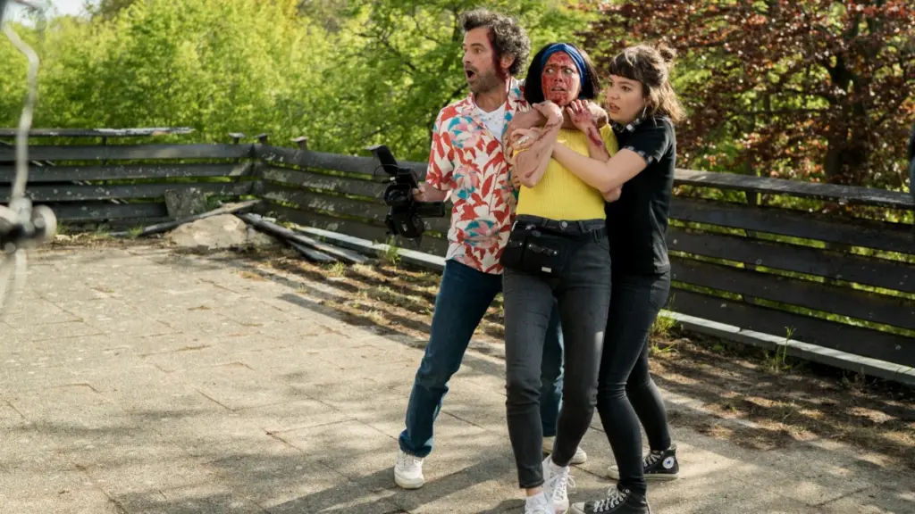 Fotogramma del film “Cut! - Zombi contro zombi” di Michel Hazanavicius