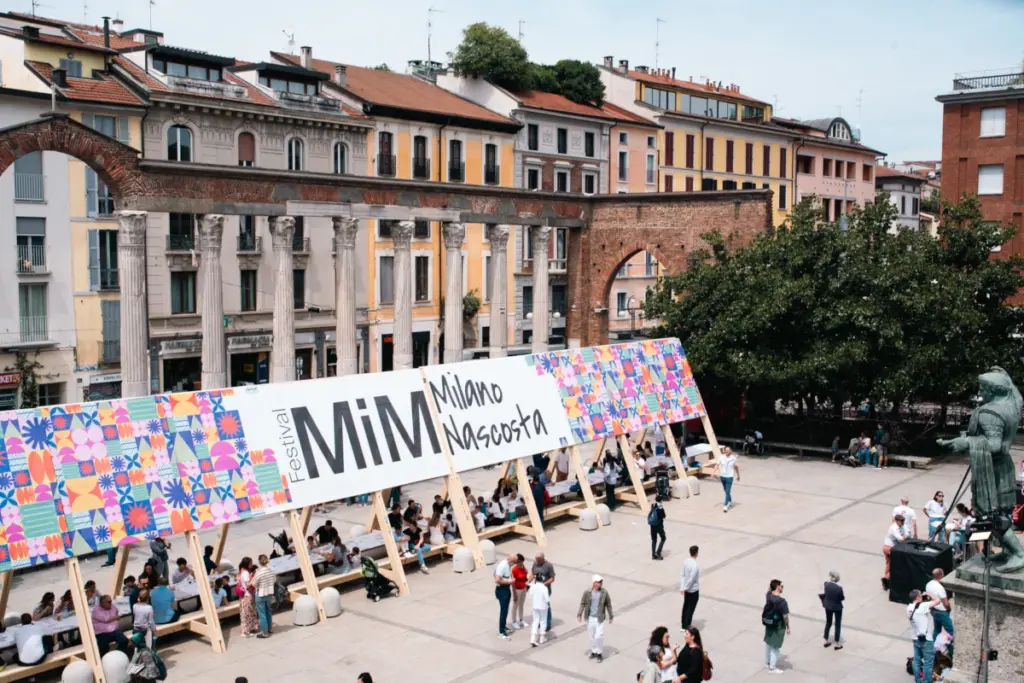 L’allestimento del Festival MiM 2025 alle Colonne di San Lorenzo, Milano