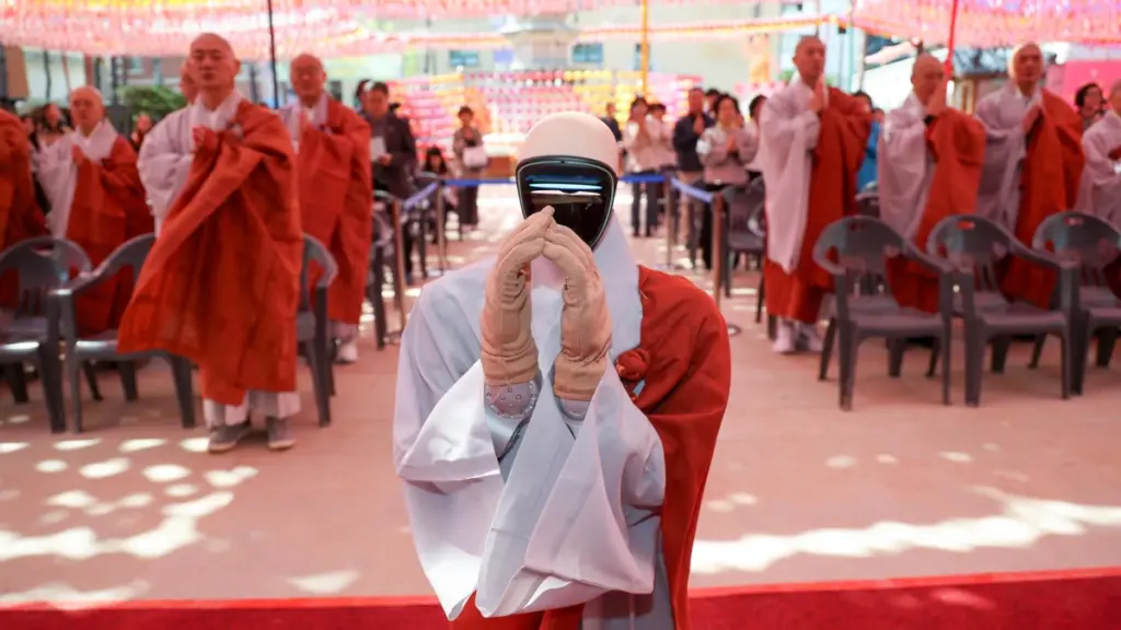 La &ldquo;preghiera&rdquo; di Gabi, il robot umanoide accolto come monaco orario nel tempio buddista Jogyesa di Seul, Corea del Sud, 6 maggio 2026 (foto Ansa)