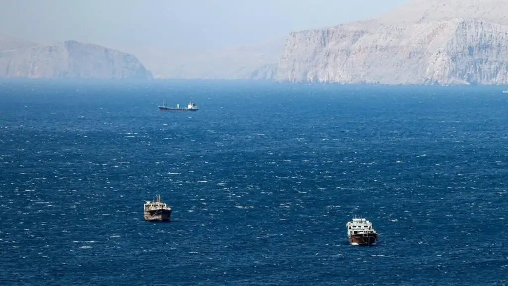 Navi passano attraverso lo Stretto di Hormuz prima dello scoppio della guerra tra Iran e Usa