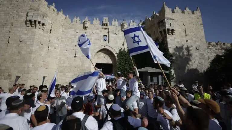 Migliaia di israeliani marciano nella Città Vecchia di Gerusalemme per commemorare l'anniversario dell'annessione