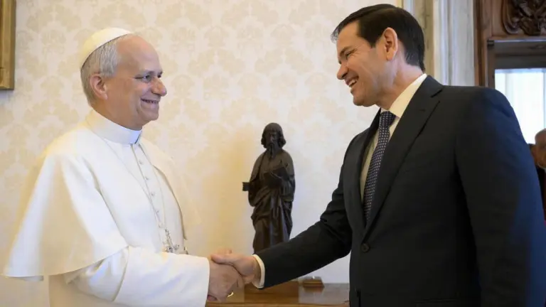 Papa Leone XIV con il segretario di Stato americano Marco Rubio, Vaticano, 19 maggio 2025 (foto Ansa)