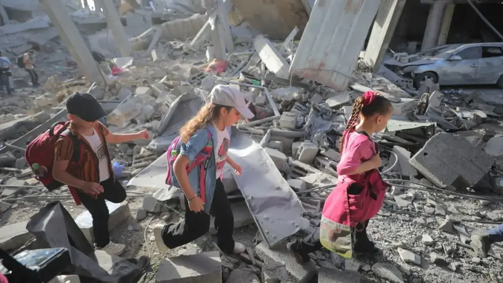 I palestinesi continuano a vivere tra le macerie a Gaza