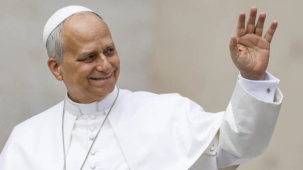 Papa Leone XIV saluta i fedeli in Piazza San Pietro