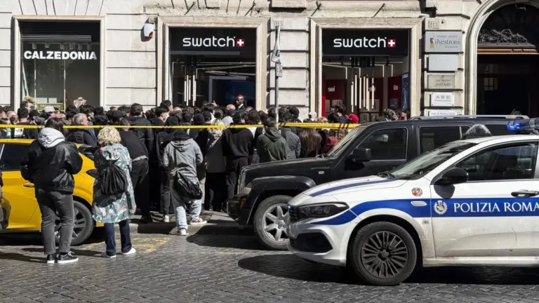 La fila davanti al negozio della Swatch di via Cola di Rienzo a Roma per l&rsquo;uscita del nuovo orologio Royal Pop, realizzato in collaborazione tra Audemars Piguet e Swatch, 16 maggio 2026 (foto Ansa)