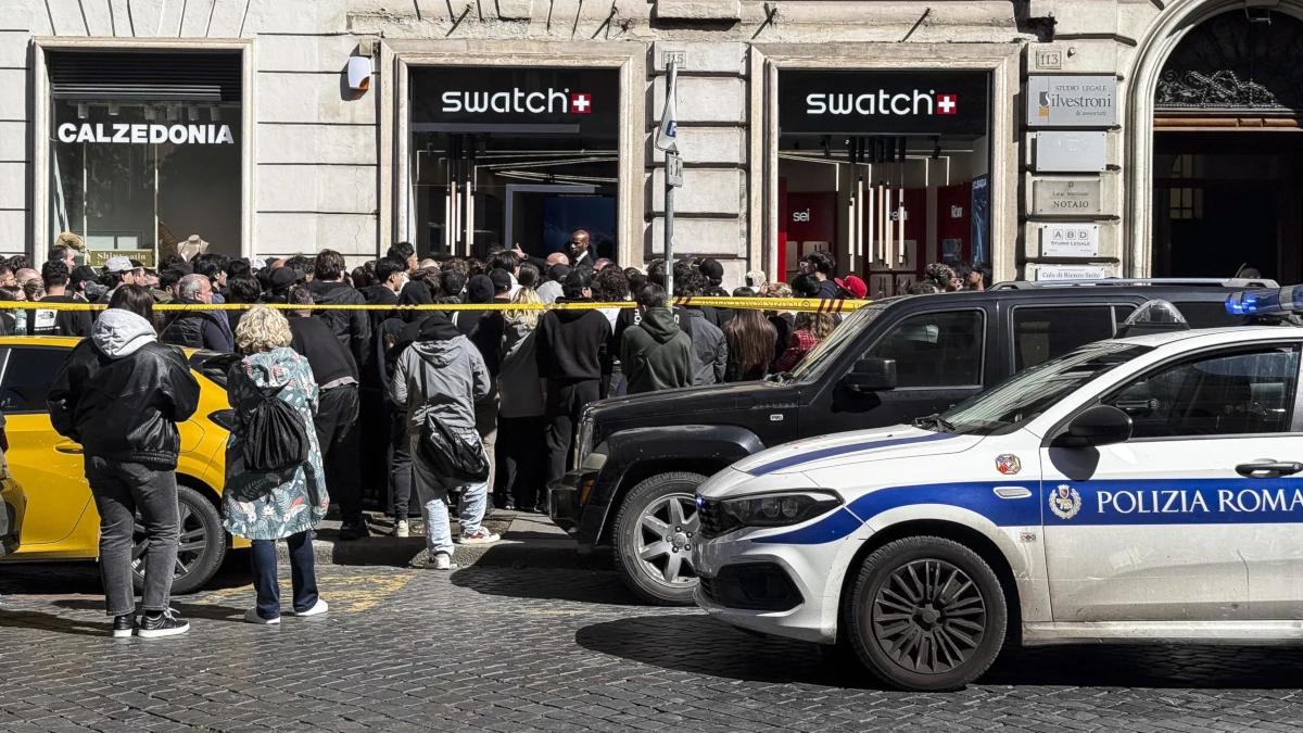 La fila davanti al negozio della Swatch di via Cola di Rienzo a Roma per l’uscita del nuovo orologio Royal Pop, realizzato in collaborazione tra Audemars Piguet e Swatch, 16 maggio 2026 (foto Ansa)