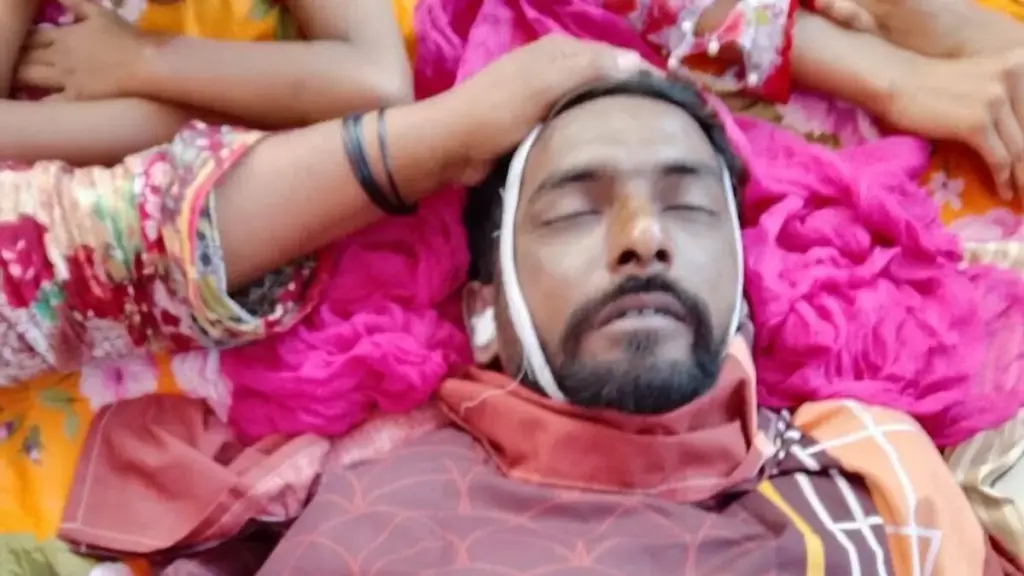 Il cadavere di Shabbir Masih preparato per il funerale in Pakistan