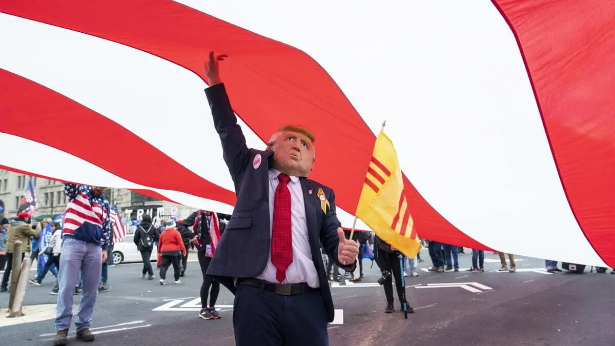 Un supporter del presidente degli Stati Uniti Donald Trump, Washington, 12 dicembre 2020 (Foto Ansa)
