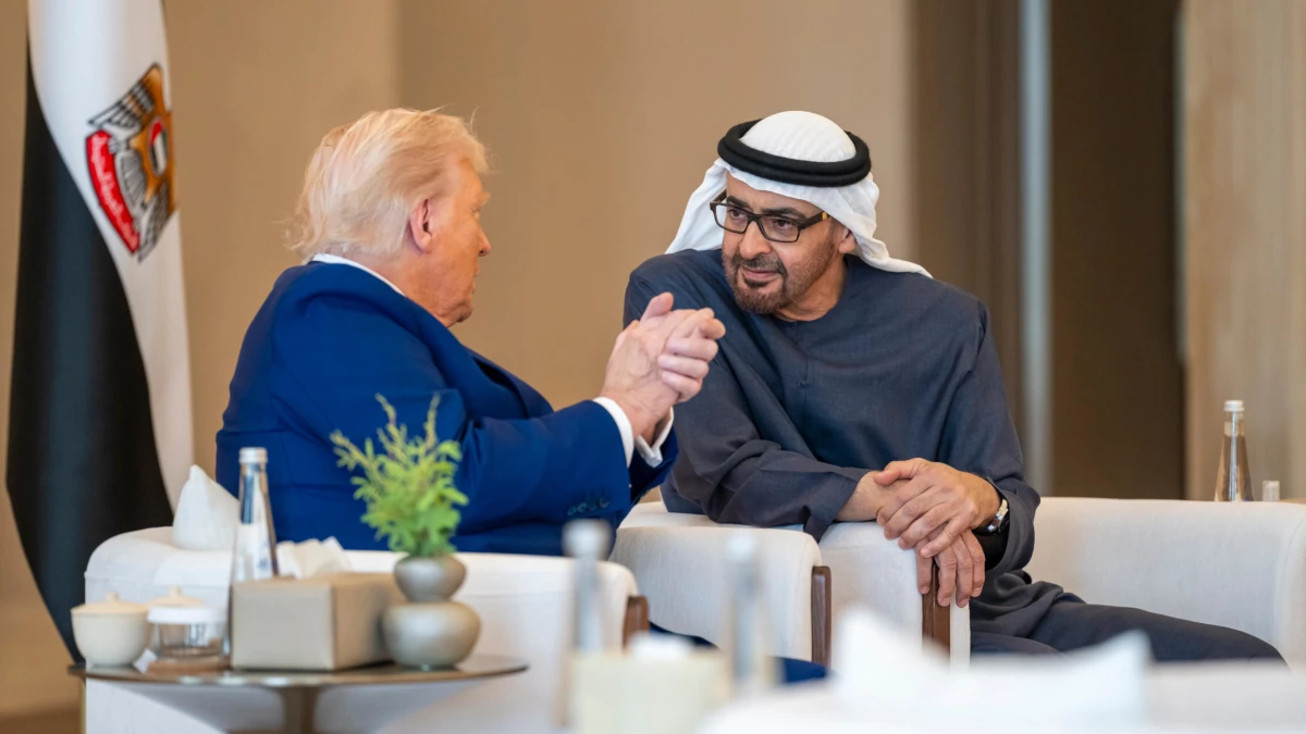 Lo sceicco Mohamed bin Zayed al-Nahyan, presidente degli Emirati Arabi Uniti, riceve ad Abu Dhabi Donald Trump, 15 maggio 2025 (foto Ansa)