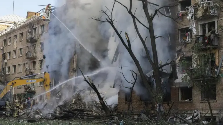 Un palazzo residenziale distrutto da un attacco missilistico russo a Kiev, in Ucraina