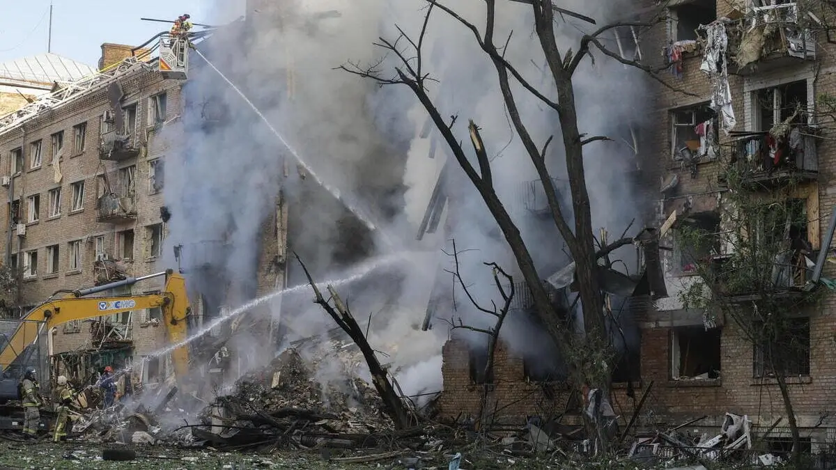 Un palazzo residenziale distrutto da un attacco missilistico russo a Kiev, in Ucraina