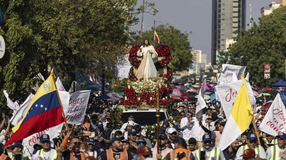 I cristiani in Venezuela portano in processione a Maracaibo una statua di Gesù misericordioso