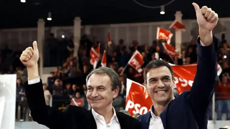 L'ex primo ministro spagnolo Jos&eacute; Luis Rodr&iacute;guez Zapatero e l'attuale primo ministro Pedro S&aacute;nchez