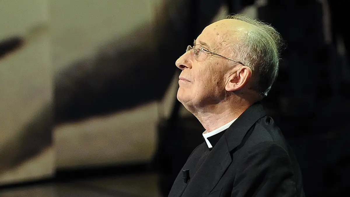 Il cardinale Camillo Ruini guarda in alto durante la trasmissione Rai 