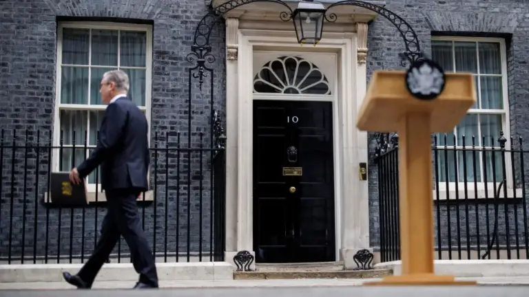 Il premier britannico Keir Starmer lascia il podio da cui ha annunciato le sue dimissioni da capo del governo