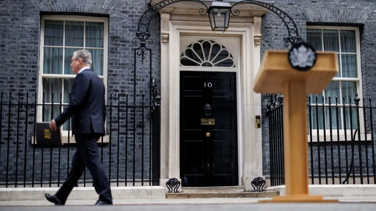 Il premier britannico Keir Starmer lascia il podio da cui ha annunciato le sue dimissioni da capo del governo