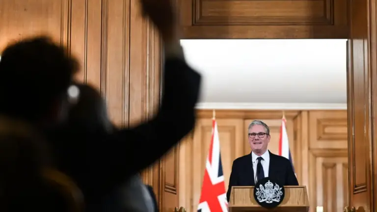 Il primo ministro britannico Keir Starmer risponde alle domande dei giornalisti