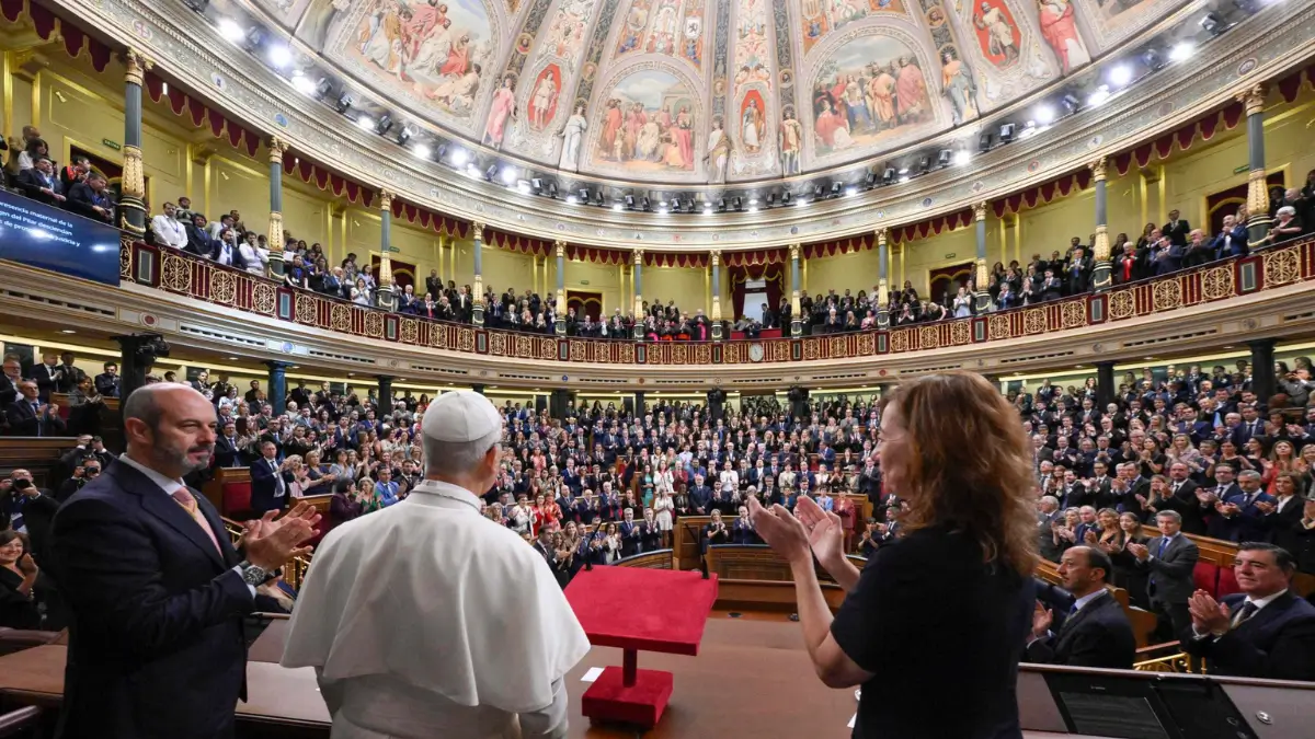 Papa Leone XIV, al centro di spalle, riceve la standing ovation da parte dei memebri del Parlamento spagnolo dopo il suo discorso alle Cortes generales. Madrid, 8 giugno 2026