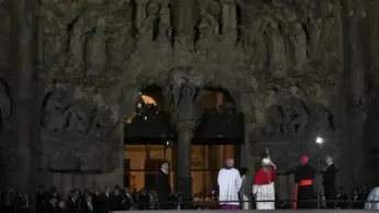 A Barcellona il Papa augura a tutti di rimanere inquieti: «È Dio che costruisce la nostra casa»