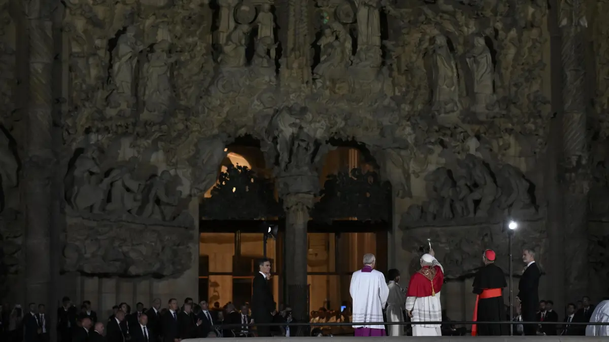 Papa Leone XIV benedice la Torre di Ges&ugrave; della Sagrada Familia a Barcellona