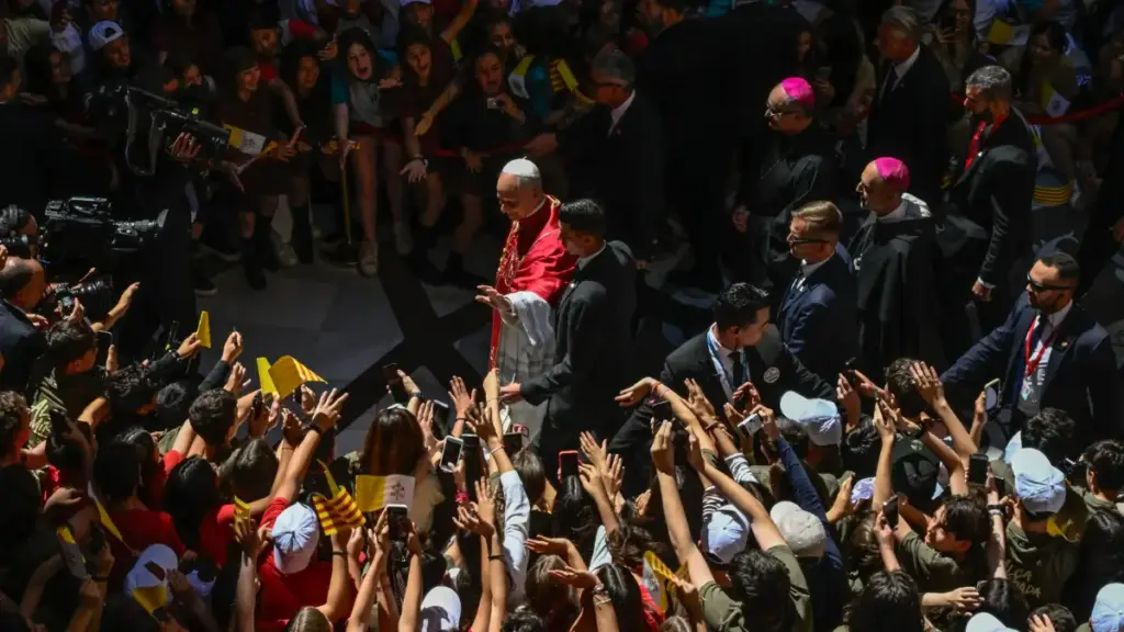 Papa Leone XIV saluta la folla al suo arrivo presso l'Abbazia di Nostra Signora di Montserrat (foto Ansa)