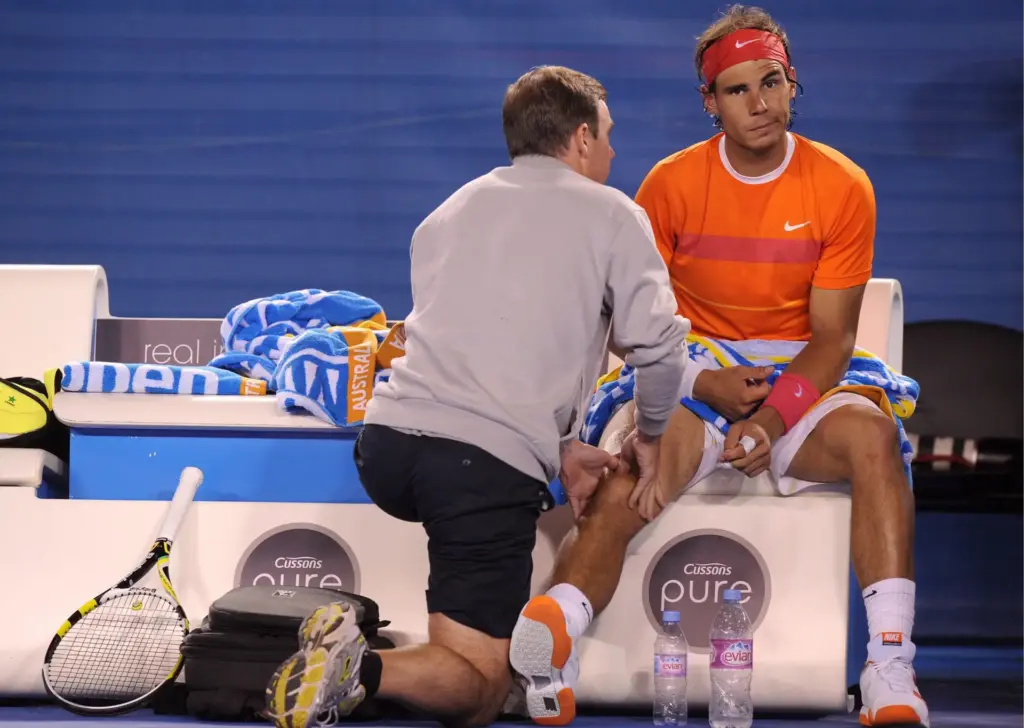 Il tennista spagnolo Rafael Nadal soccorso dal fisioterapista durante i quarti di finale dell'Australian Open 2010 contro Andy Murray