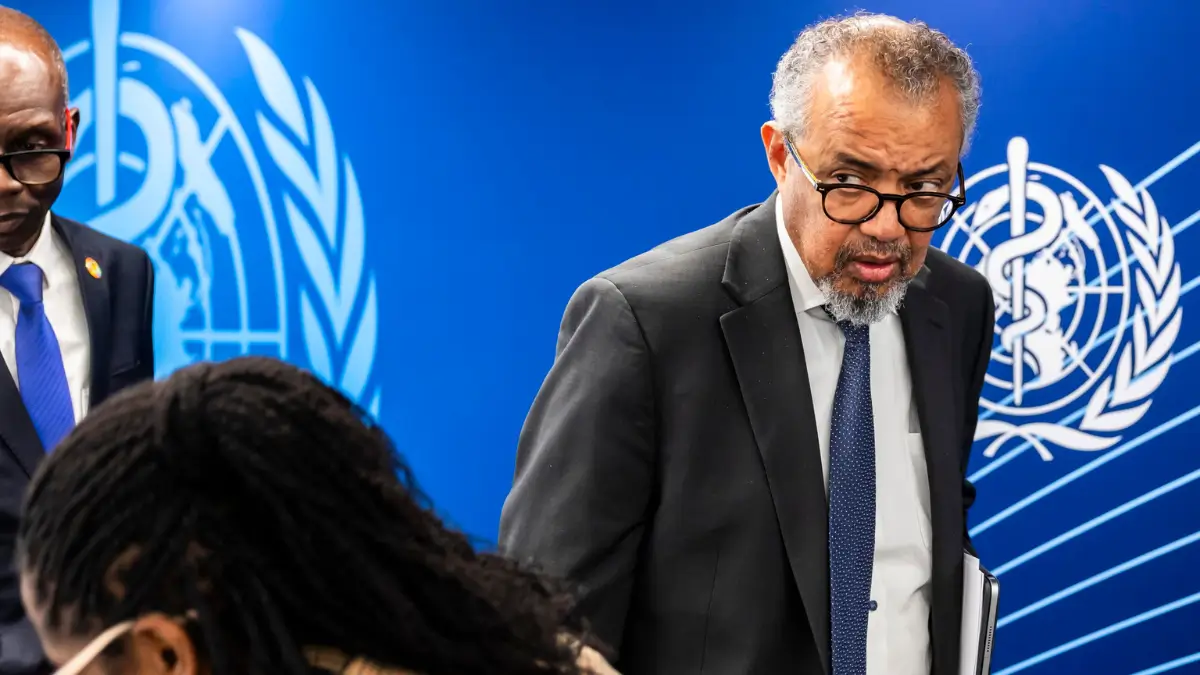 Il direttore generale dell'Oms (a destra), Tedros Adhanom Ghebreyesus, dopo una conferenza stampa sull'emergenza Ebola in Congo (foto Ansa)