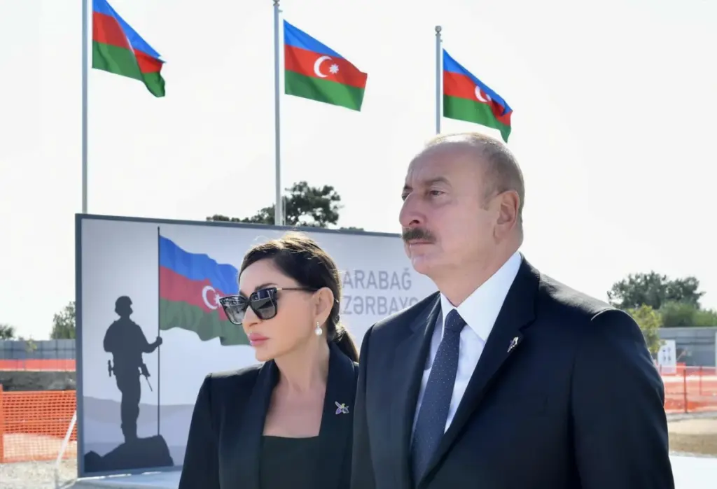Il presidente azero Ilham Aliyev con sua moglie durante una commemorazione, nel 2023 a Baku, dei caduti nella guerra (vittoriosa) contro gli armeni per la conquista del Nagorno-Karabakh (foto Ansa)