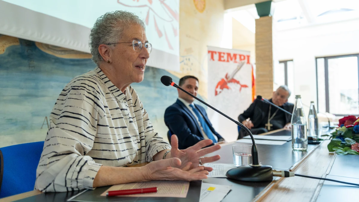 Da sinistra, Aura Miguel, Matteo Matzuzzi, monsignor Francesco Moraglia durante l&rsquo;incontro conclusivo della festa di Tempi a Caorle, 14 giugno 2026 (foto Nicola Marchesin - Nuove Tecniche)