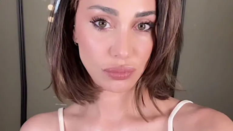 Un’immagine tratta da un video pubblicato su Instagram da Belén Rodríguez per promuovere prodotti di bellezza per la pelle