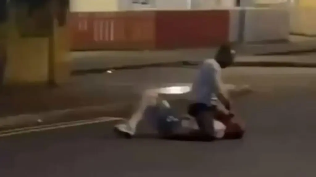 Un frame del video registrato da testimoni mentre Hadi Alodid tentava di decapitare Stephen Ogilvie