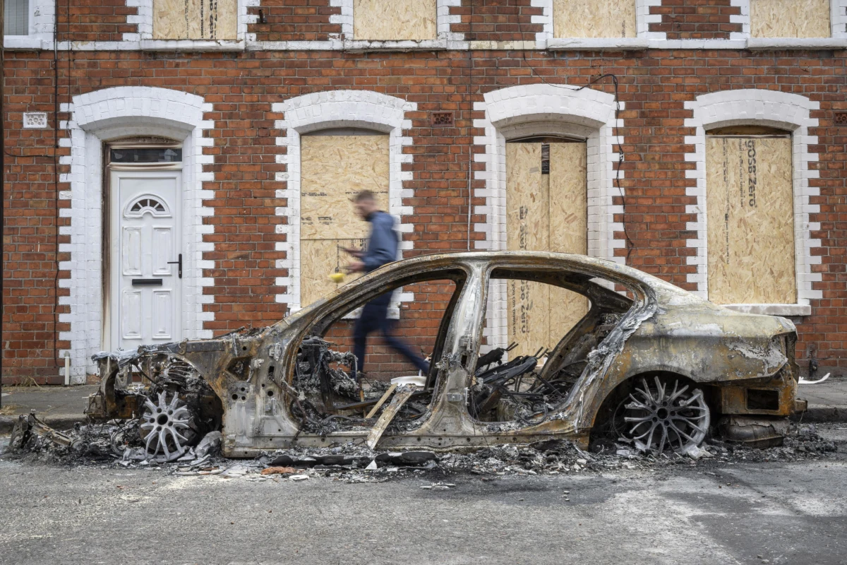 Danni per le strade di Belfast dopo le violenze anti-immigrati scoppiate in seguito al tentato omicidio di un nordirlandese per mano di un rifugiato sudanese, 10 giugno 2026 (foto Ansa)