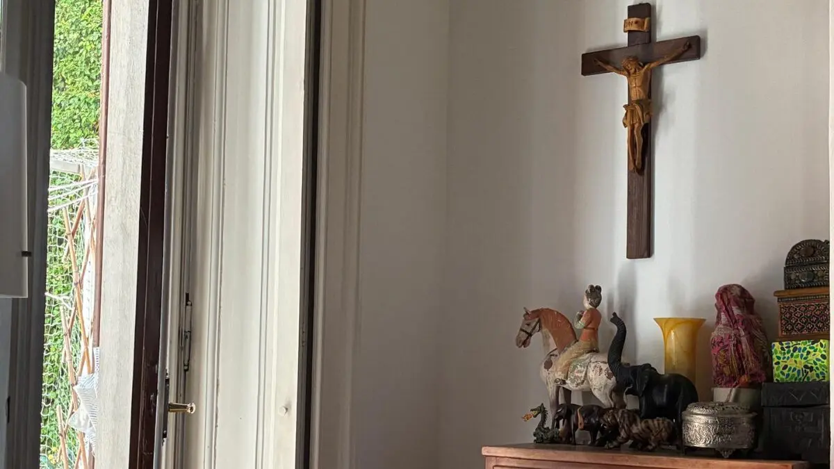 Una processione di oggetti, elefanti, un cavallo, un rinoceronte con il corno rotto, una tigre rivolti verso una finestra ad est, sotto un crocifisso di legno