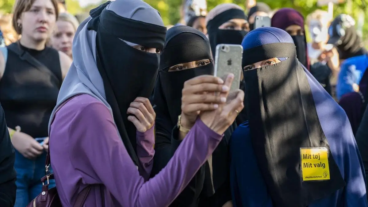 Manifestazione a Copenaghen, in Danimarca, contro il divieto di portare il burqa