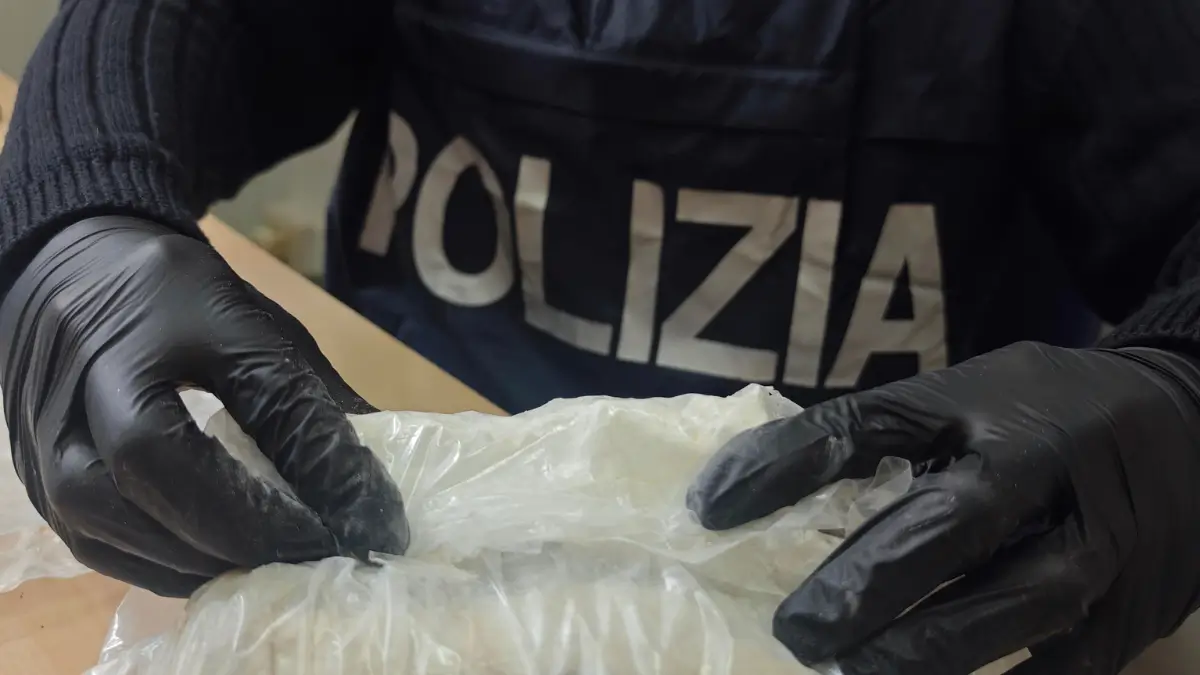 Un poliziotto mostra droga sequestrata