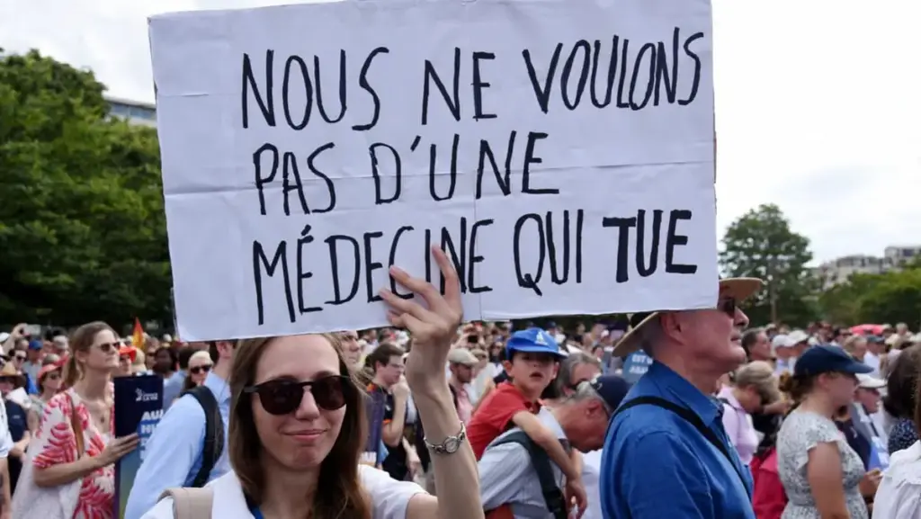 «Noi non vogliamo una medicina che uccide». Così si legge su un cartello agitato durante una manifestazione contro l’eutanasia a Parigi alla vigilia del voto all’Assemblea nazionale (foto Ansa)