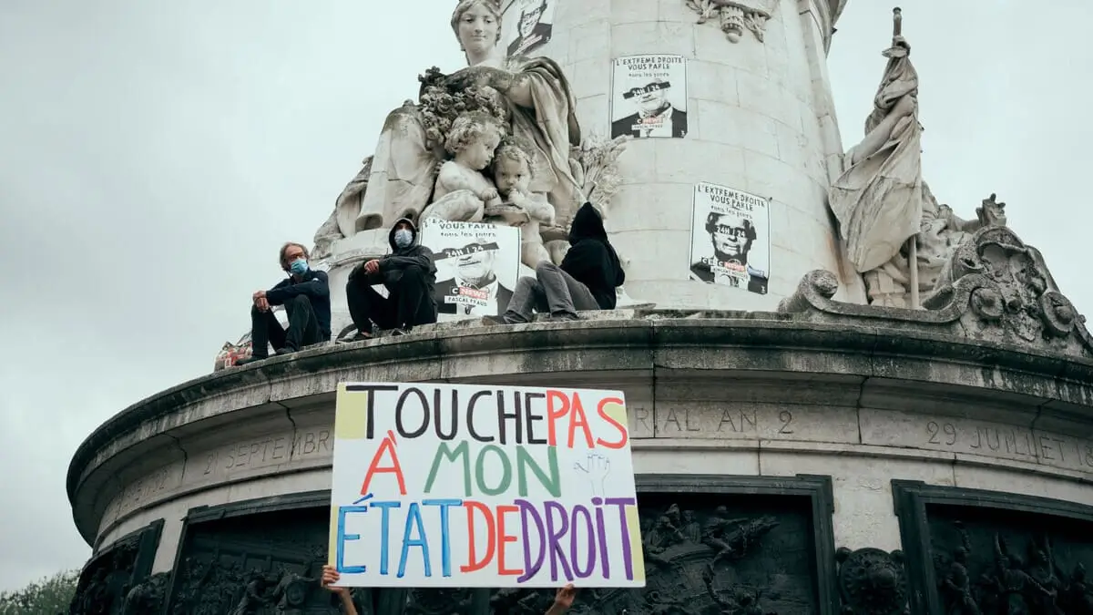 &laquo;Non toccate il mio stato di diritto&raquo;, si legge su uno striscione di protesta contro Marine Le Pen a Parigi, Francia, il 12 aprile 2025