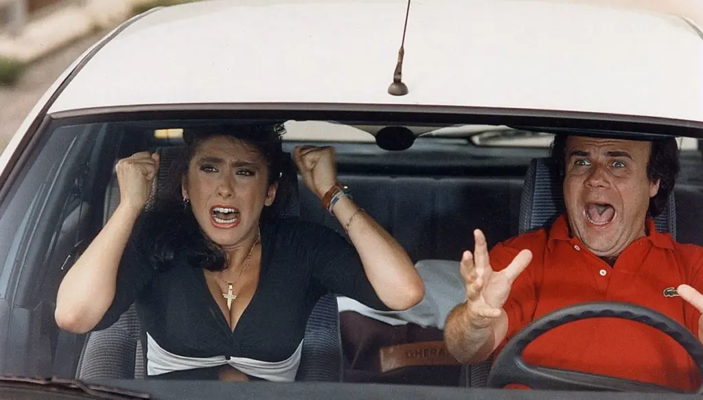 Fotogramma del film “Fratelli d’Italia” di Neri Parenti con Sabrina Salerno e Jerry Calà