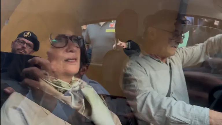 Daniela Ferrari e Giuseppe Sempio, i genitori di Andrea Sempio, indagato per l’omicidio di Chiara Poggi a Garlasco, lasciano la caserma della Guardia di Finanza di Pavia, 26 settembre 2025 (foto Ansa)