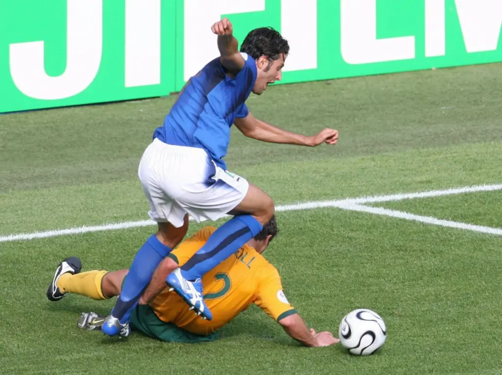 Il contrasto tra Luca Neill e Fabio Grosso nell&rsquo;area australiana valutato dall&rsquo;arbitro come fallo da rigore (foto Ansa)