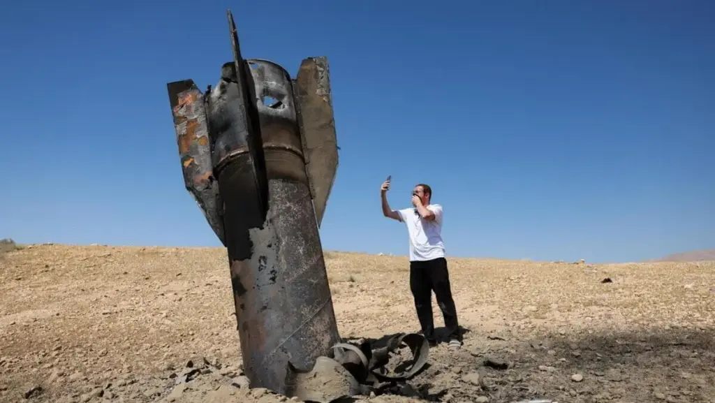 Un colono israeliano in Cisgiordania fotografa un missile iraniano