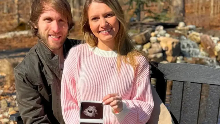La foto pubblicata da Jesse e Ashley Ridgway per annunciare la gravidanza che ora hanno deciso di interrompere in seguito a una diagnosi prenatale di trisomia 21 (sindrome di Down)