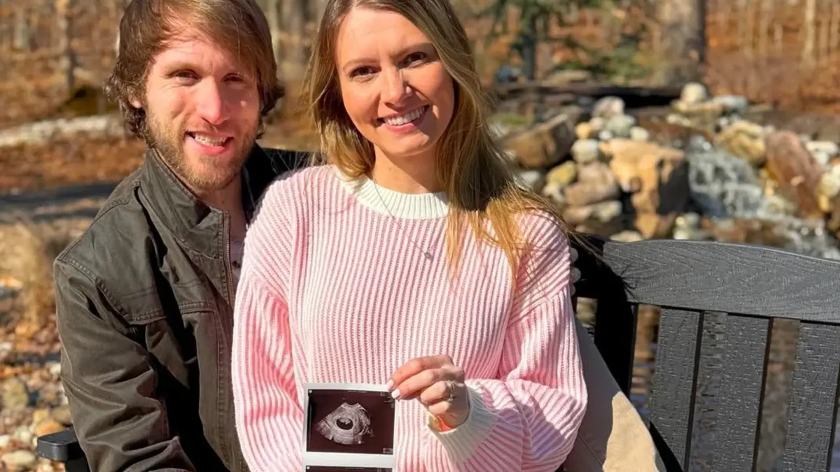 La foto pubblicata da Jesse e Ashley Ridgway per annunciare la gravidanza che ora hanno deciso di interrompere in seguito a una diagnosi prenatale di trisomia 21 (sindrome di Down)