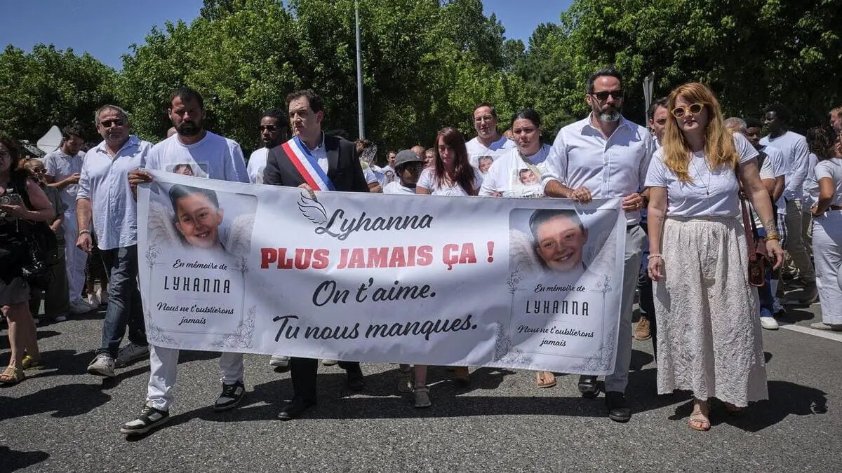 Marcia Bianca in memoria della piccola Lyhanna, di 11 anni, a Fleurance, nel dipartimento del Gers, in Francia, il 7 giugno 2026