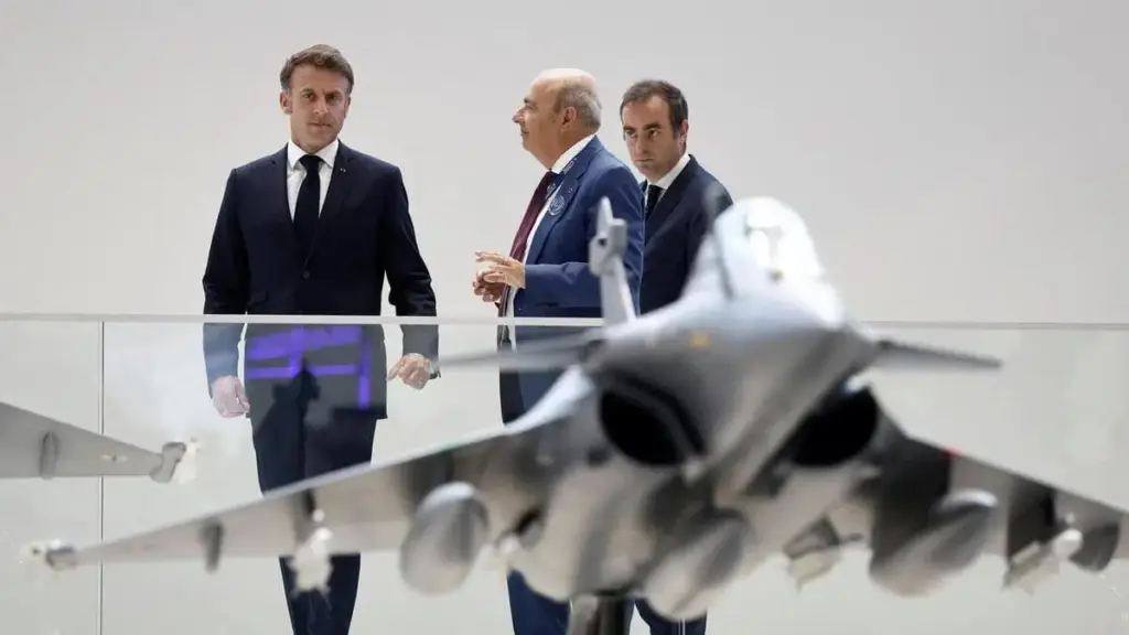 Il presidente francese Emmanuel Macron osserva l'ultimo modello di Rafale al Paris Air Show 2025